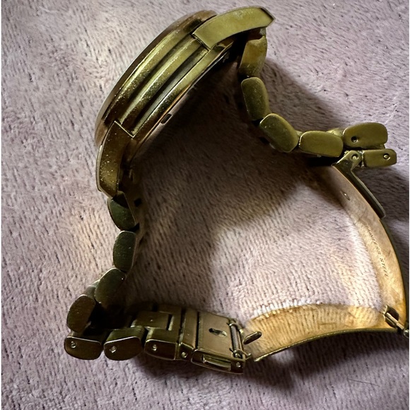 Michael Kors Watch - Gold in great condition! - Picture 4 of 10
